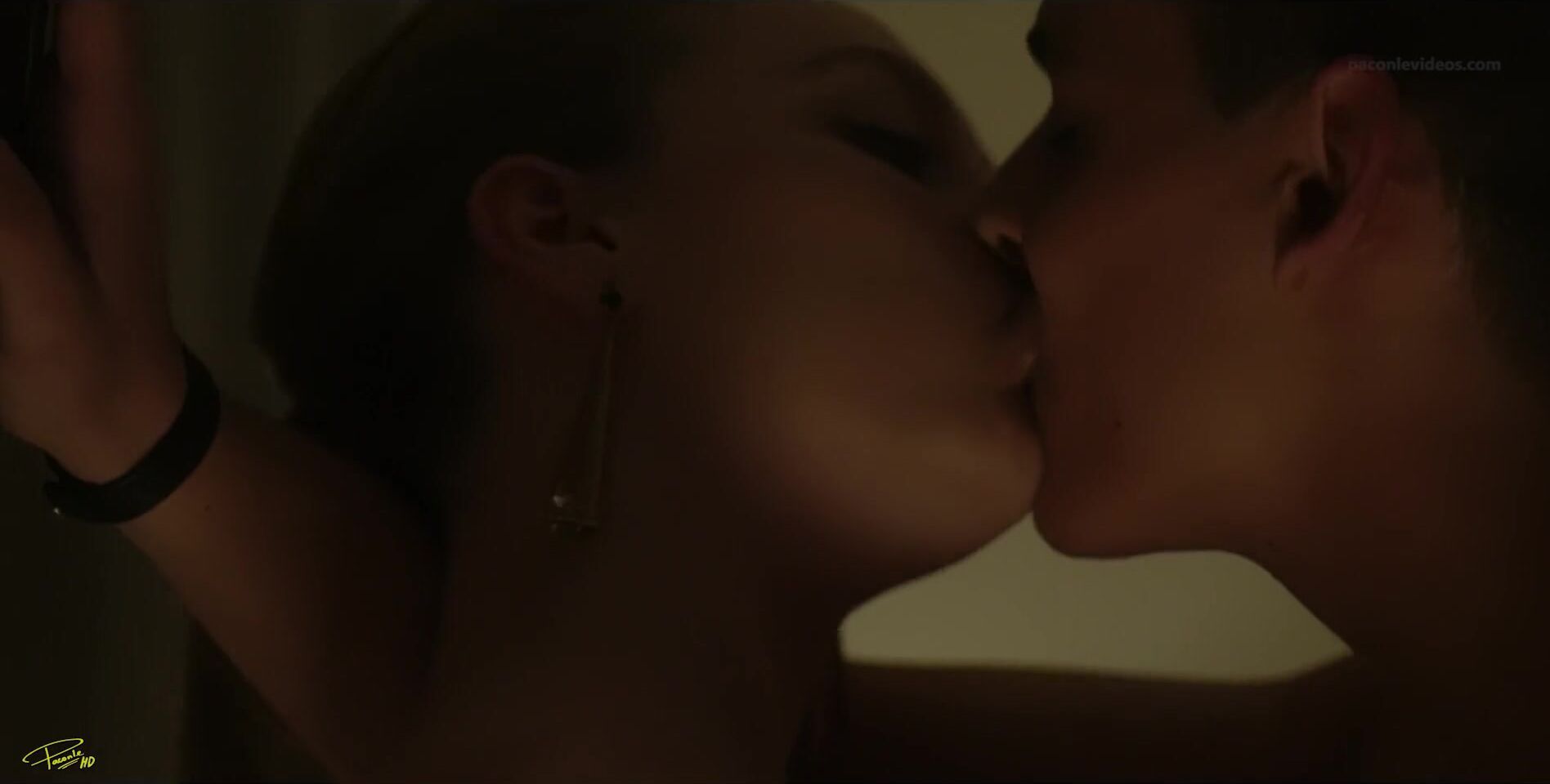 Forwomen Spanish Ester Exposito participates in TV series Elite sex scene S01E01 (2018) Peluda - 1