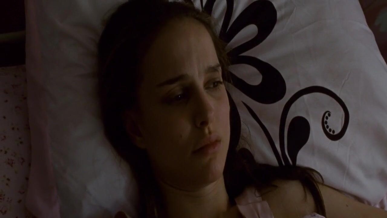 DancingBear Mila Kunis and Natalie Portman fuck in the bedroom in drama movie Black Swan (2010) Teenage