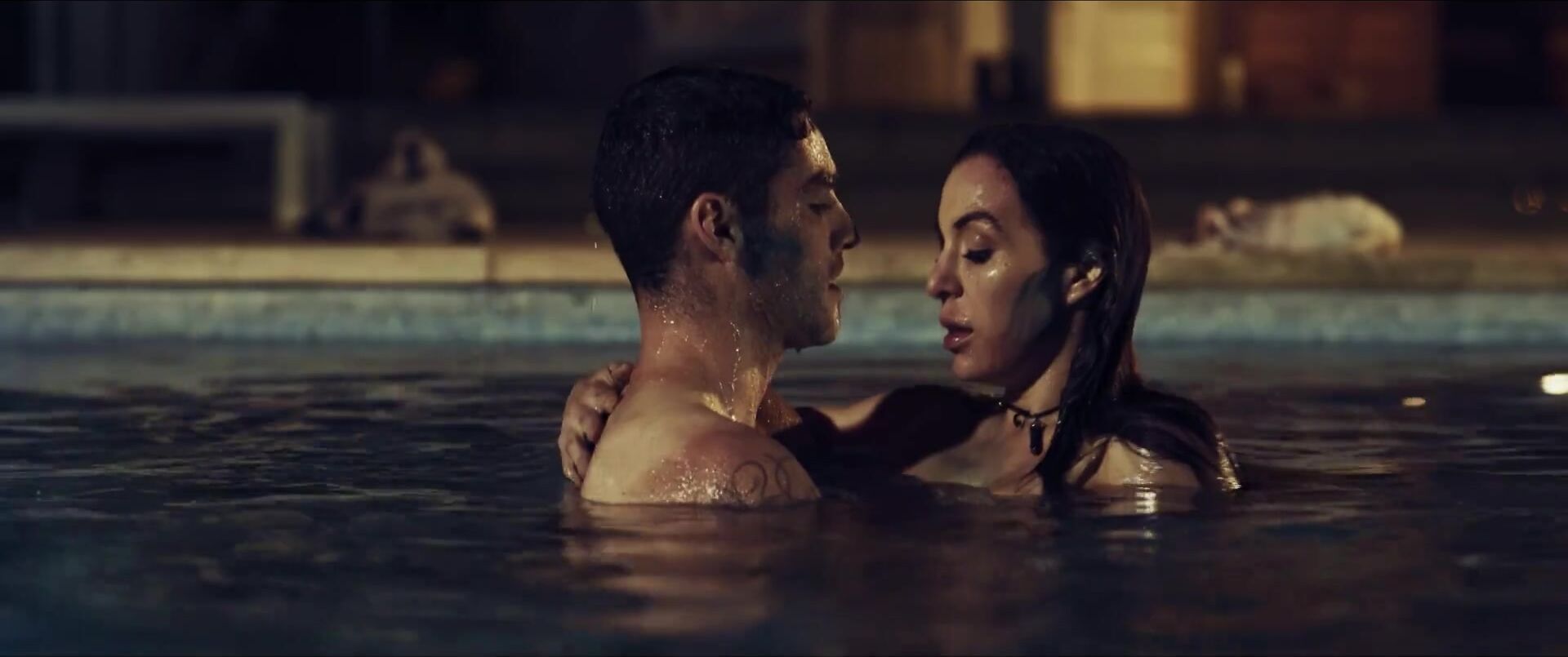 Videos Amadores Ryan Bown kisses Clare McCann in pool and gives sex in bed in feature movie Benefited Office