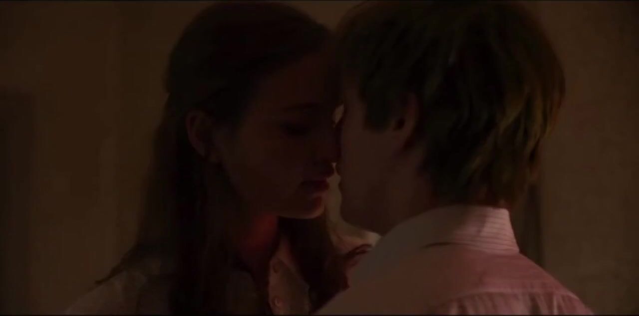 Spandex HD sex moments of Lisa Vicari kissing and being fucked by Louis Hofmann in Dark Spanish