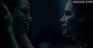 Rubdown Twosome lesbian sex scene of Asian Levy Tran and Kate Siegel in The Haunting of Hill House Italian