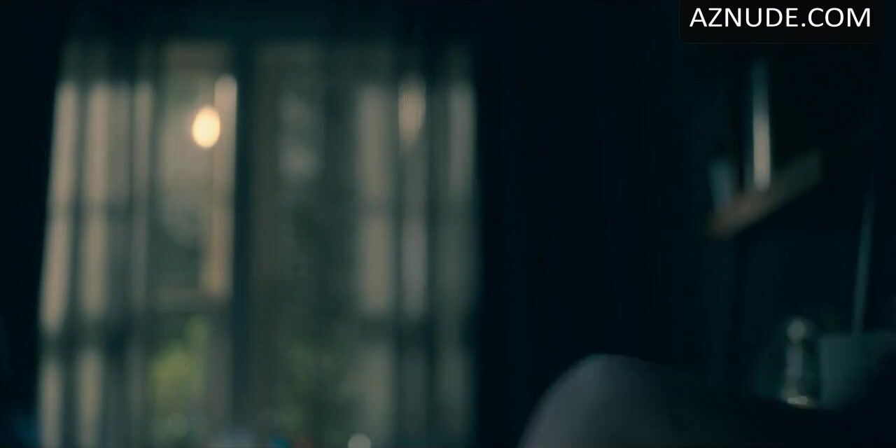Voyeur Twosome lesbian sex scene of Asian Levy Tran and Kate Siegel in The Haunting of Hill House Riding - 2