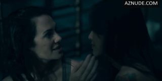 Ffm Twosome lesbian sex scene of Asian Levy Tran and Kate Siegel in The Haunting of Hill House Cougars