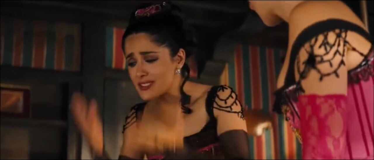 Pete Mexican charmer Salma Hayek and Spanish Penelope Cruz in corsets in group sex scene Joven - 1