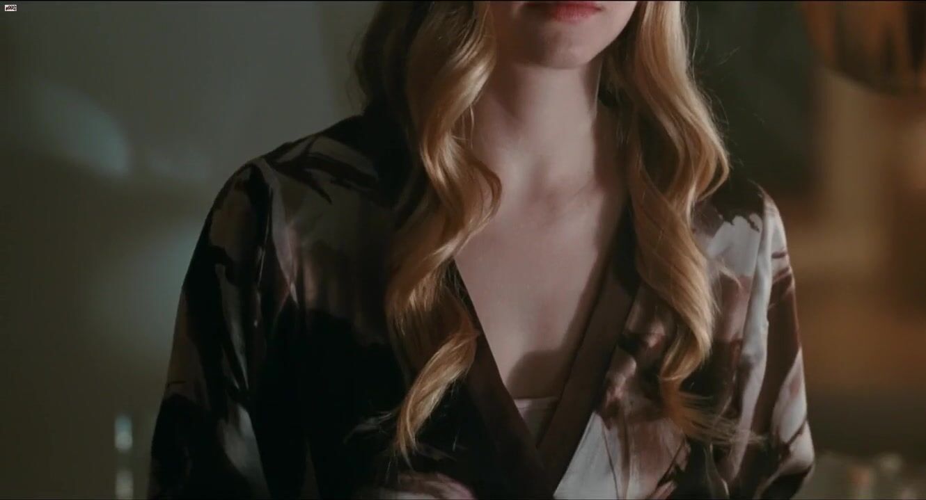 Dutch Amanda Seyfried isn't an innocent girl anymore and rides the cock in Chloe (2009) PornoLab