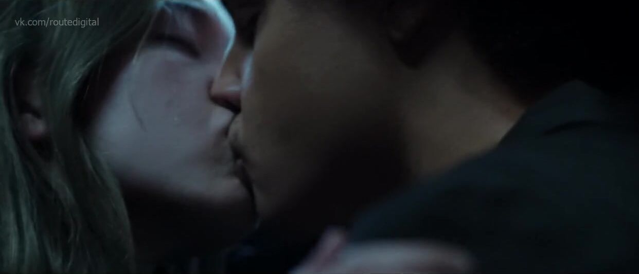 Chile Woman actor Sydney Sweeney satisfies black man in sex scene from Nocturne (2020) DoceCam - 1
