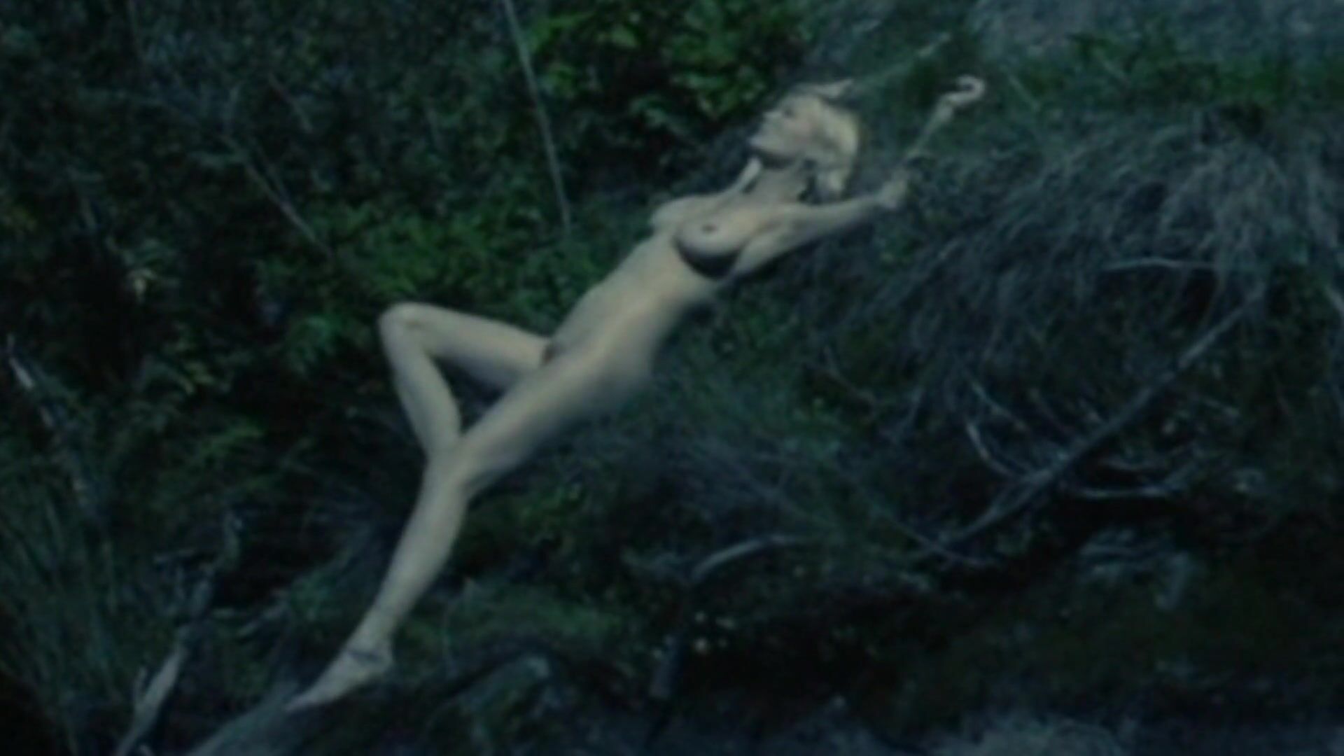Ink Kirsten Dunst breaks into viewers' hearts with naked boobs in nude scenes from Melancholia Orgame