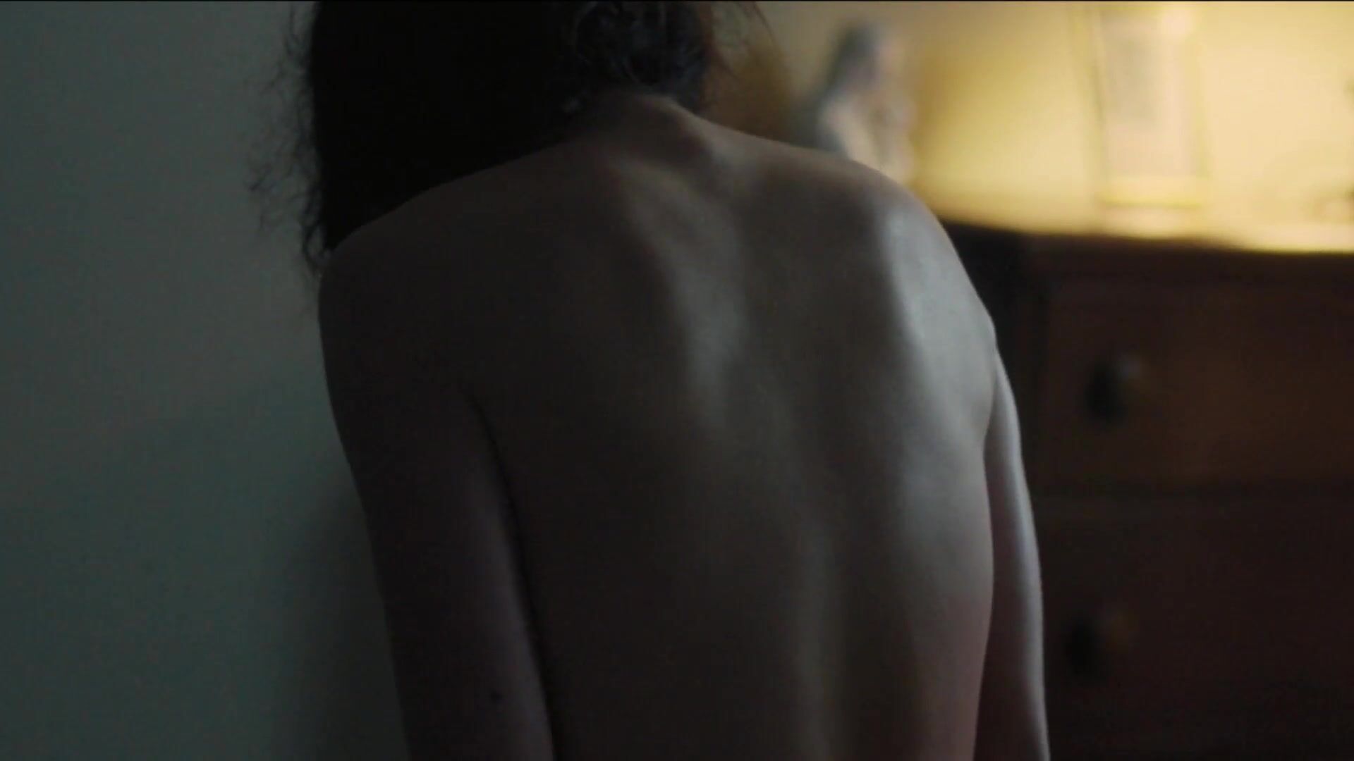 Nifty Naked Margaret Qualley doesn't fondle herself like girls do but scourges in Novitiate Calcinha