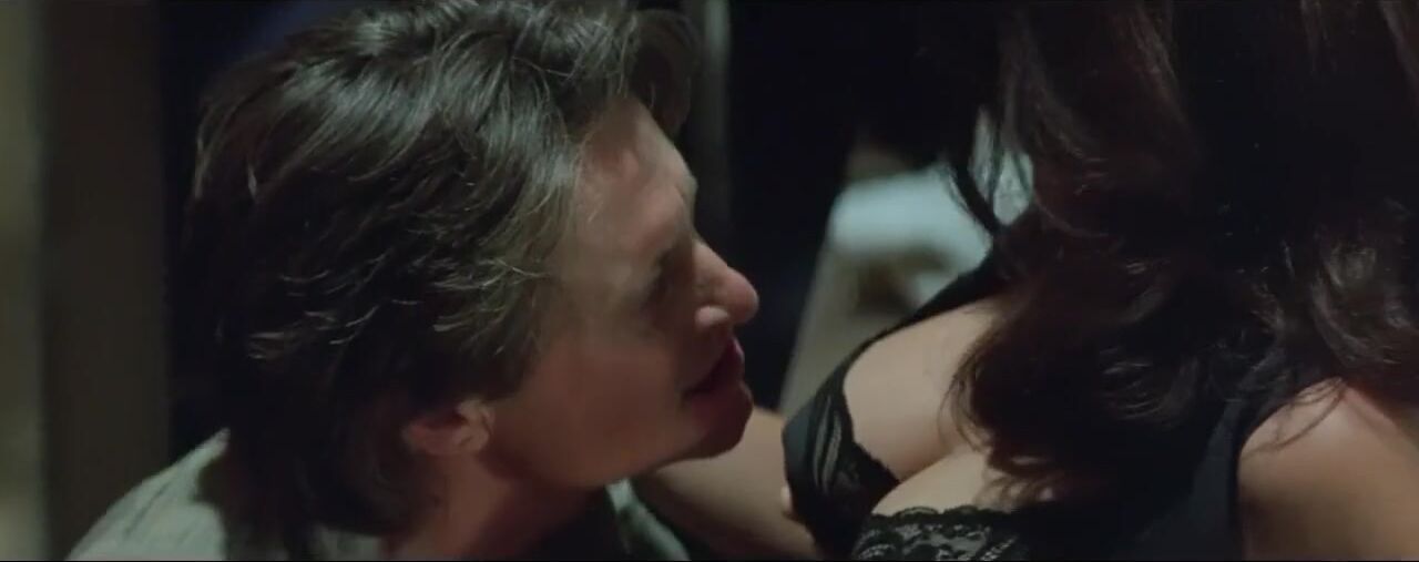 Maledom Demi Moore nude does dirty things with Michael Douglas in feature film Disclosure (1994) Blowing - 1