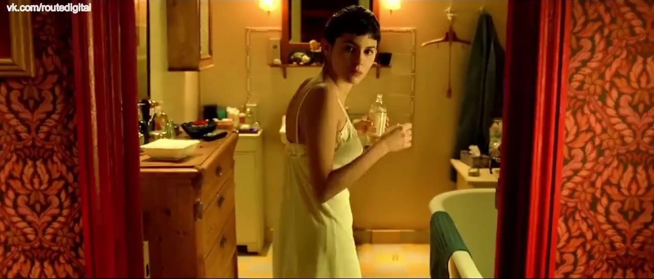Vaginal Amelie sex scenes of Audrey Tautou minding her own business while being bonked by men Sapphicerotica - 2