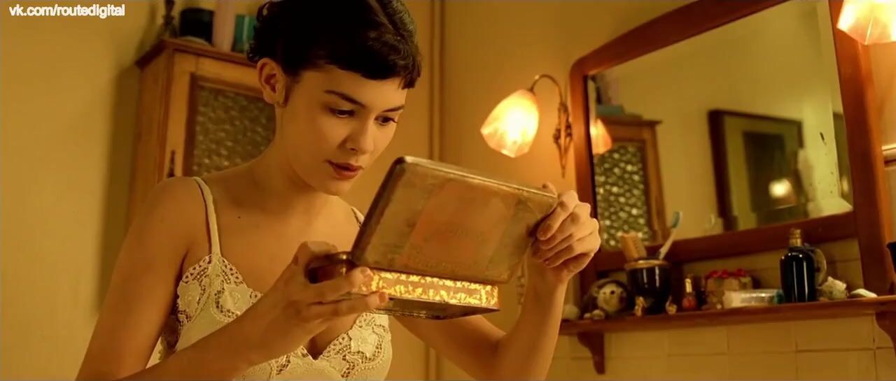 Stroking Amelie sex scenes of Audrey Tautou minding her own business while being bonked by men Topless