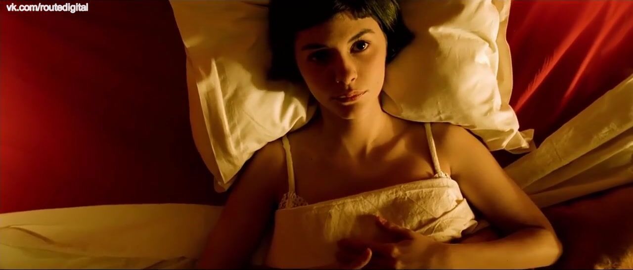 Stroking Amelie sex scenes of Audrey Tautou minding her own business while being bonked by men Topless - 1