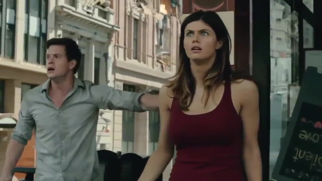 Thick Alexandra Daddario tries to expose titties in different situations in feature movies Argentino - 1