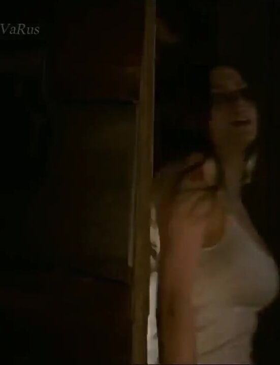 Thick Alexandra Daddario tries to expose titties in different situations in feature movies Argentino - 2