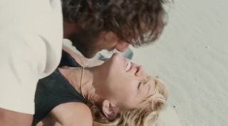 Peeing Madonna nude trusts guy with body and makes it on the beach in Swept away (2002) Amateur