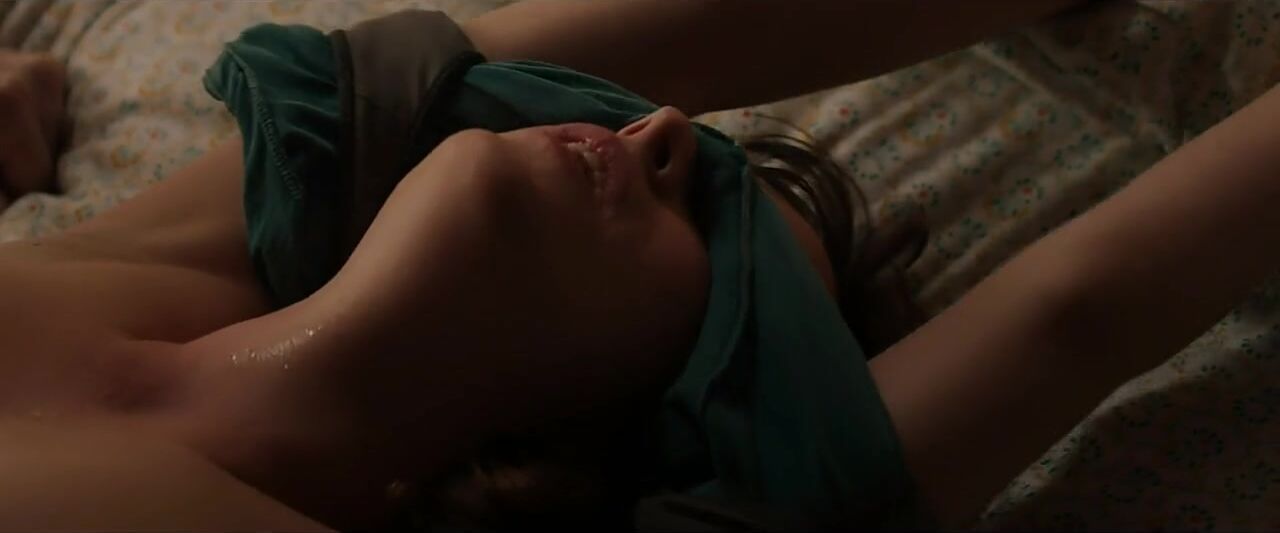 De Quatro Dakota Johnson shows off tiny boobies and hooks up with guy in Fifty Shades of Grey BaDoinkVR