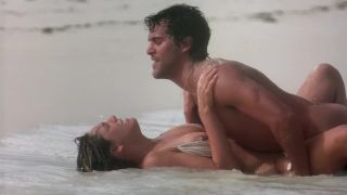 Chupando Kelly Brook flirts with the brutal young man and has hard sex in Survival Island Assfucking