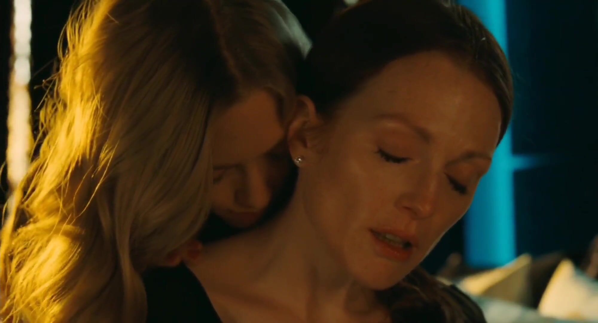 Tubent Lovelace is carnal with co-star Amanda Seyfried who makes it in the nude in Chloe (2009) Women Sucking
