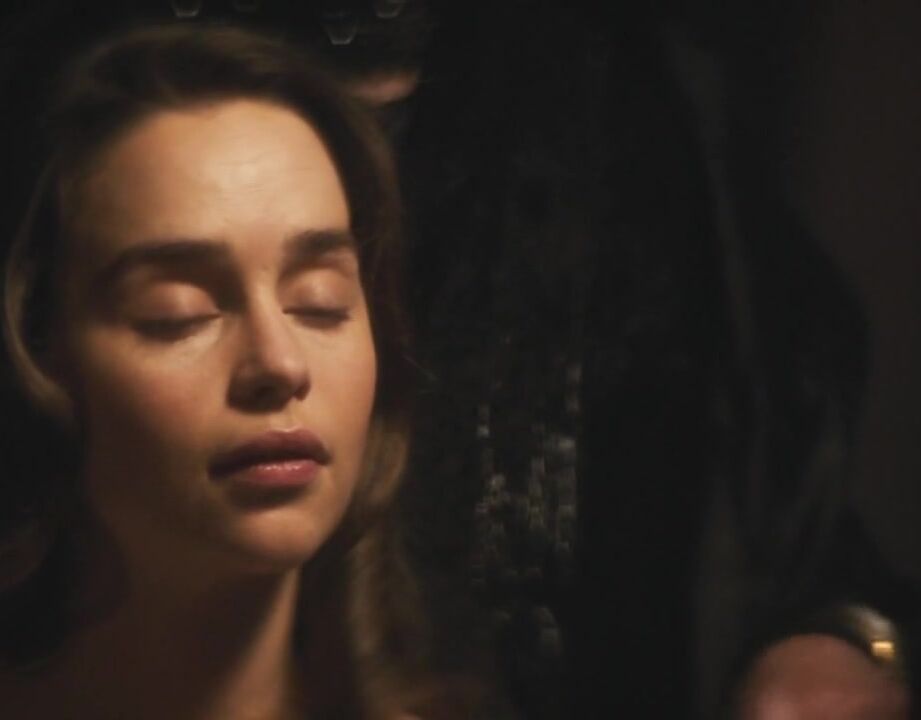 Tetas Hot movie whore Emilia Clarke shows off beautiful body in Voice from the Stone (2017) Mulher - 1