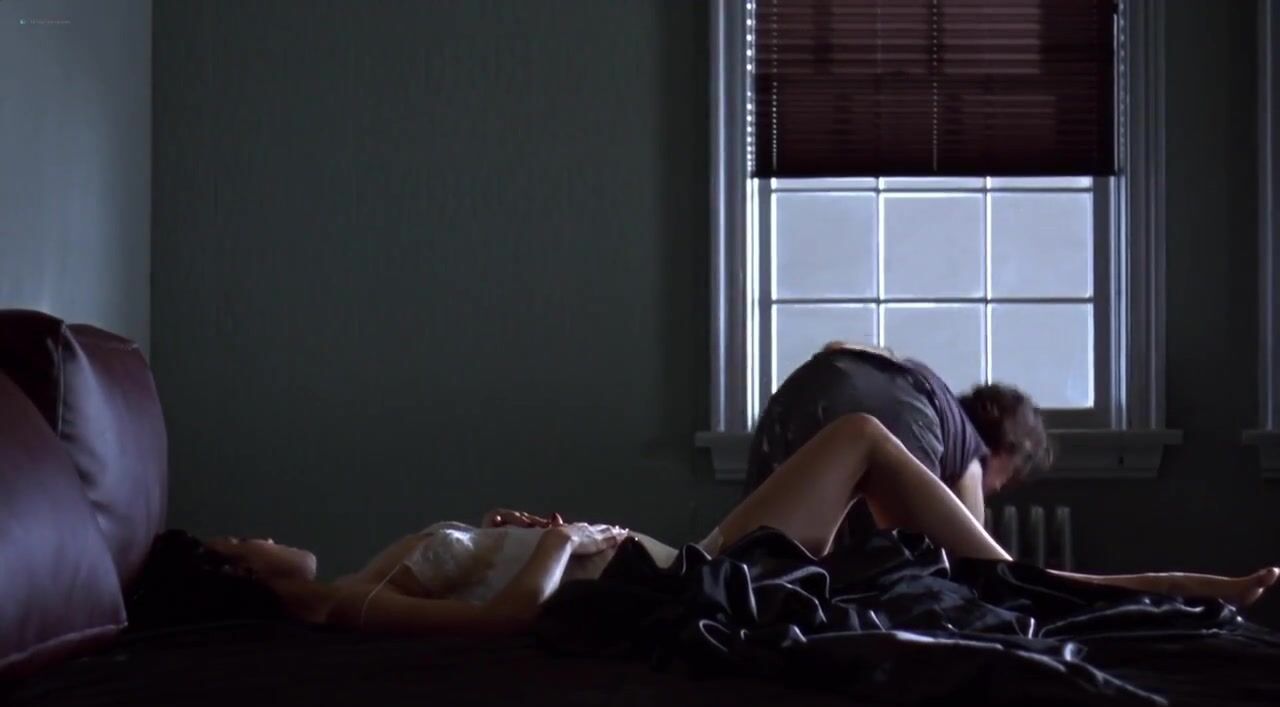 Masterbation It takes less than minute for Jennifer Tilly to entice Gina Gershon in Bound (1996) Leche