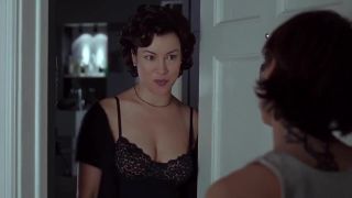 Bangla It takes less than minute for Jennifer Tilly to entice Gina Gershon in Bound (1996) Jilling