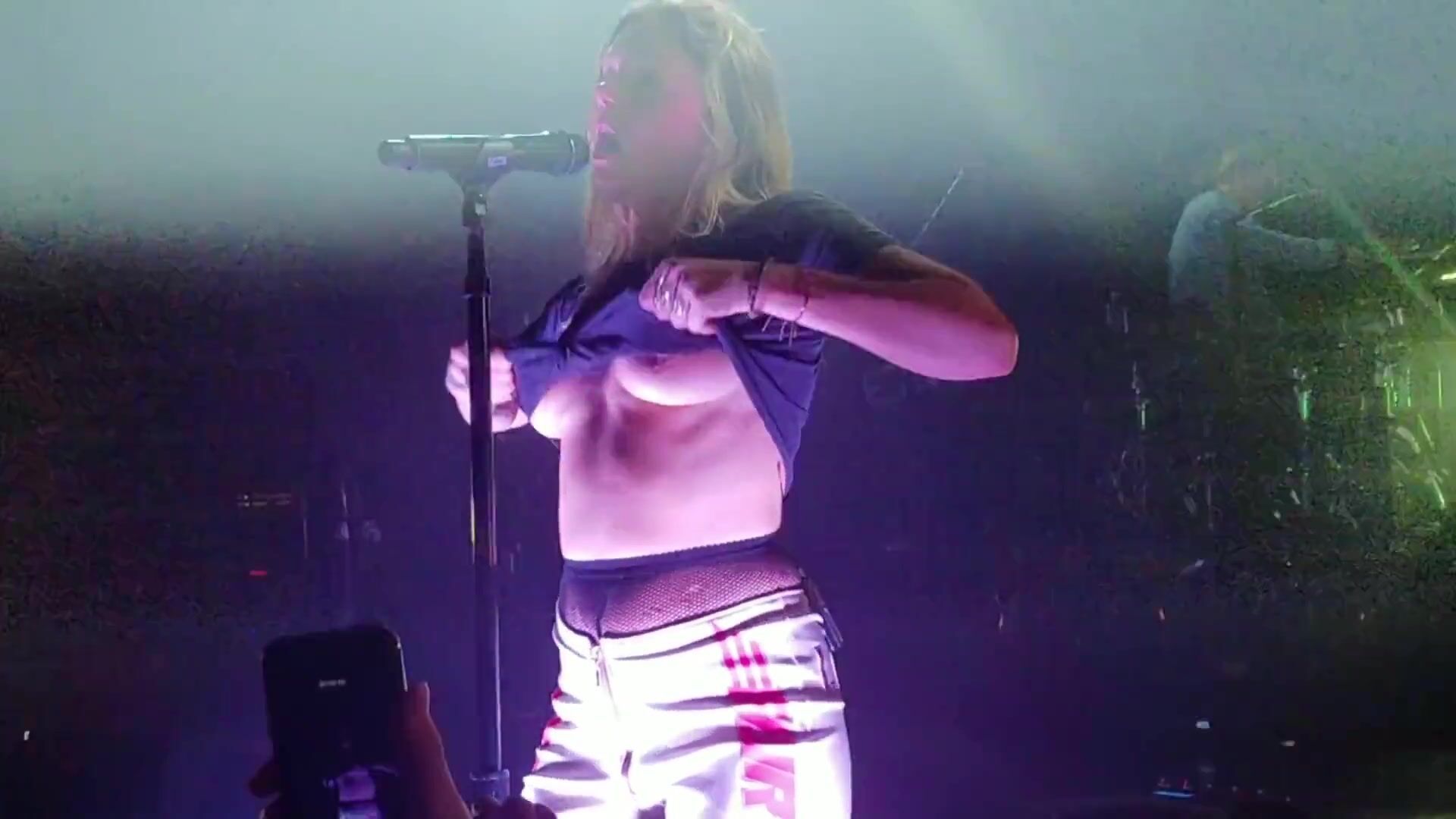 Neswangy Concert moments full of shame and excitement when Tove Lo nude exposes boobies on stage Hot Fucking - 2