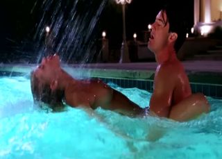 Orgasmus Strippers Elizabeth Berkley and Gina Gershon excite men and chicks in Showgirls (1995) Guys