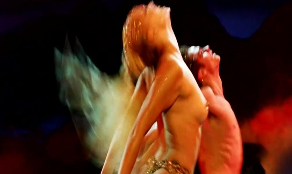 Sentones Strippers Elizabeth Berkley and Gina Gershon excite men and chicks in Showgirls (1995) Asstomouth