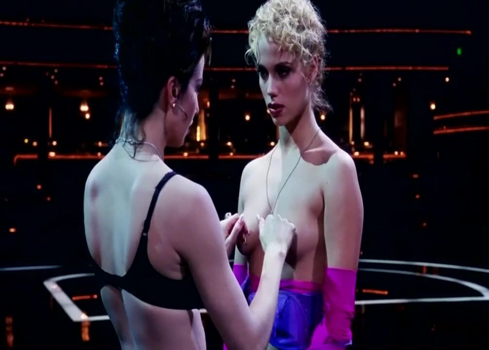 Kitchen Strippers Elizabeth Berkley and Gina Gershon excite men and chicks in Showgirls (1995) Spa - 1