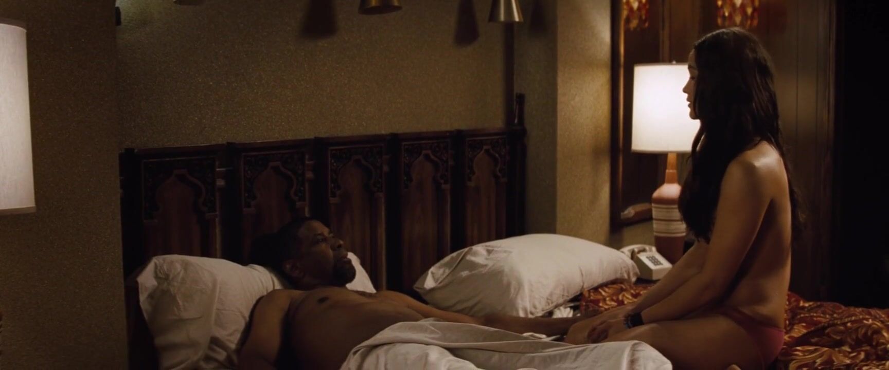 Handsome Paula Patton manages to excite black man during the naked moment from 2 Guns movie Caliente