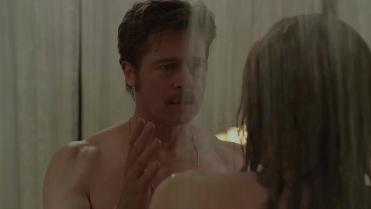 Teenage Girl Porn Brad Pitt doesn't give up and joins celebrity Angelina Jolie in bath in By The Sea (2015) Que - 1