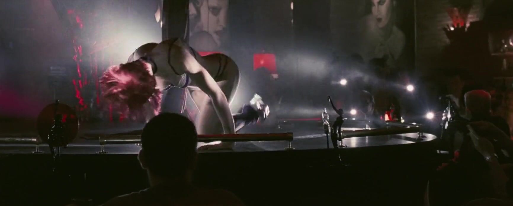 Big Ass Jessica Biel dances but man watches her and waits in private room in Powder Blue (2009) Rebolando