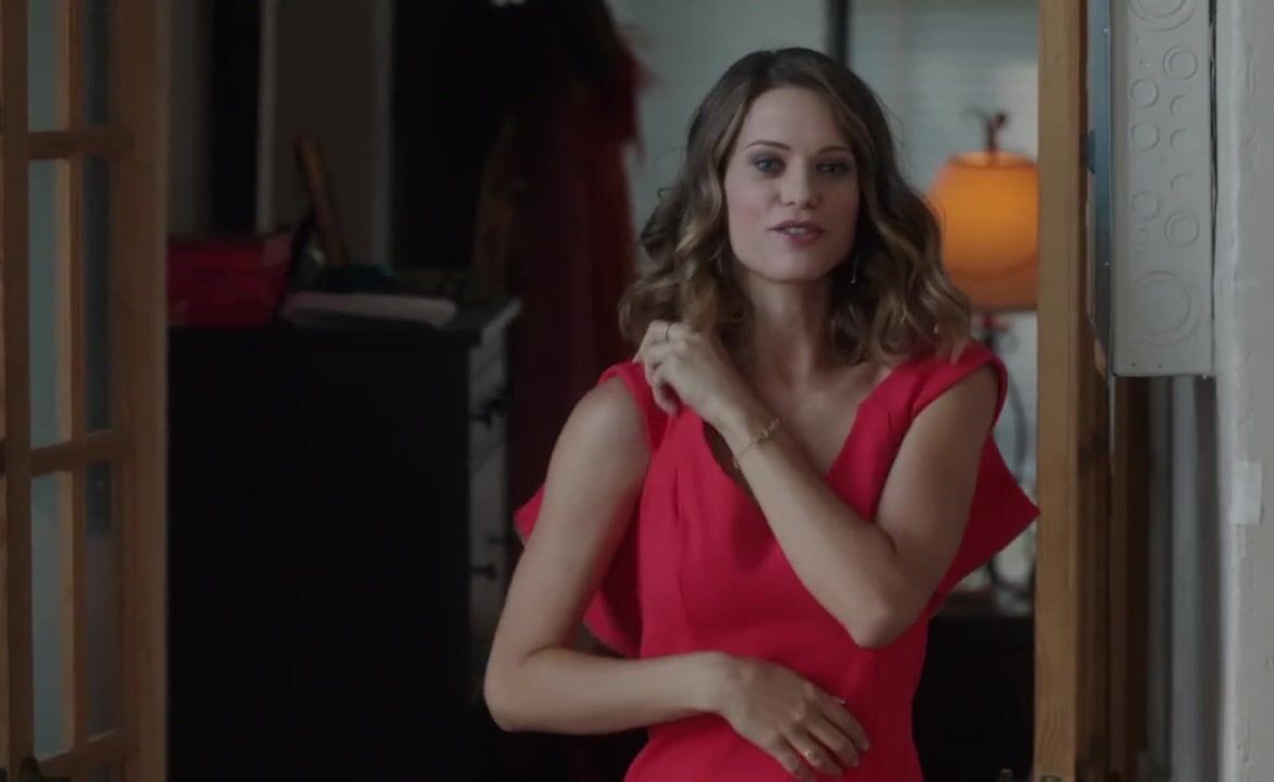 Africa Lyndsy Fonseca is too appetizing not to be nailed on the camera in The Escort (2015) Cavalgando