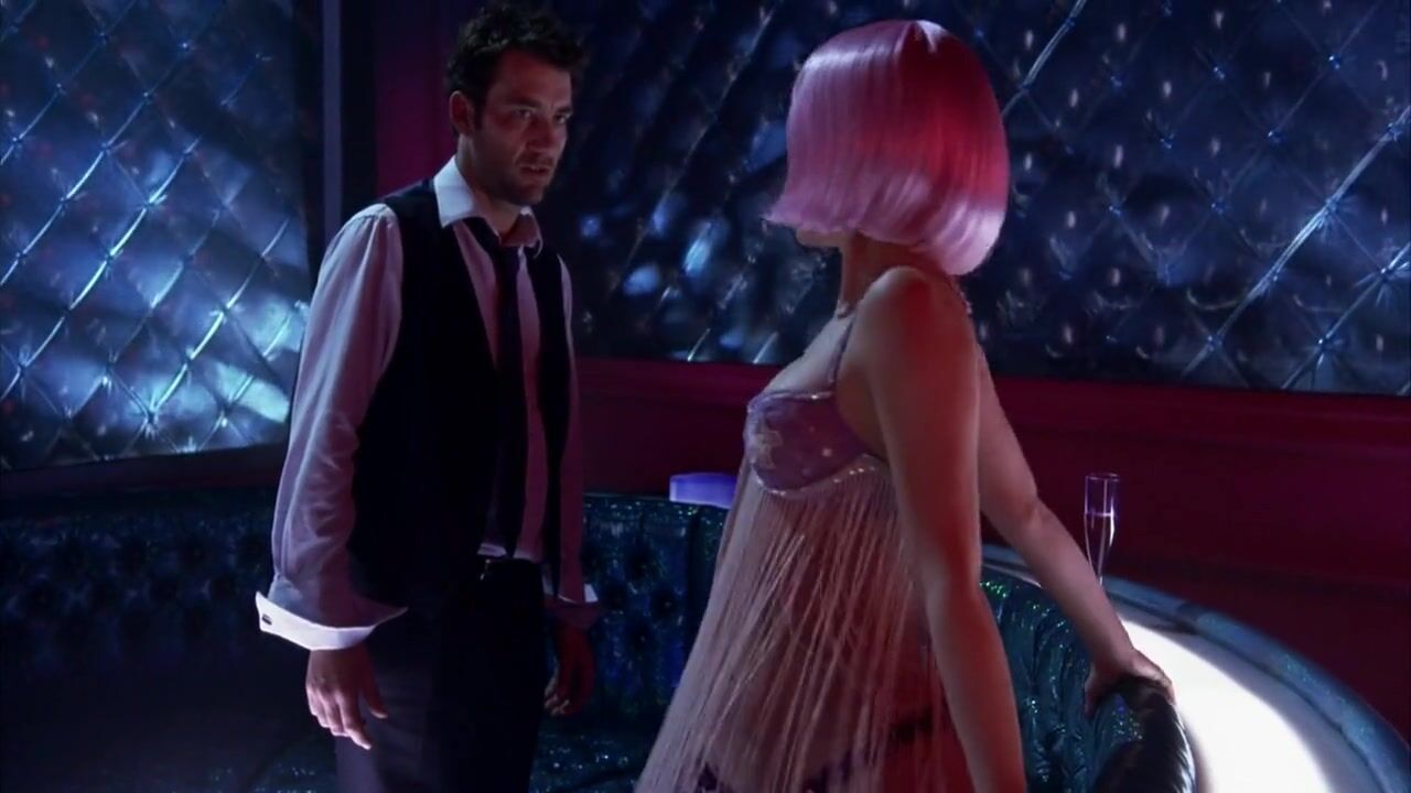 Alison Tyler Natalie Portman with pink wig easily exposes body to man because he pays in Closer (2004) English - 1