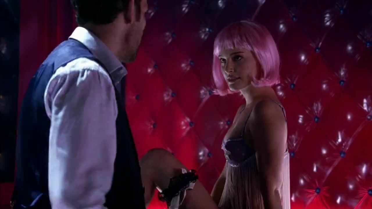 Brasileiro Natalie Portman with pink wig easily exposes body to man because he pays in Closer (2004) Bisexual