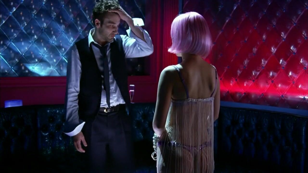 Brasileiro Natalie Portman with pink wig easily exposes body to man because he pays in Closer (2004) Bisexual - 1