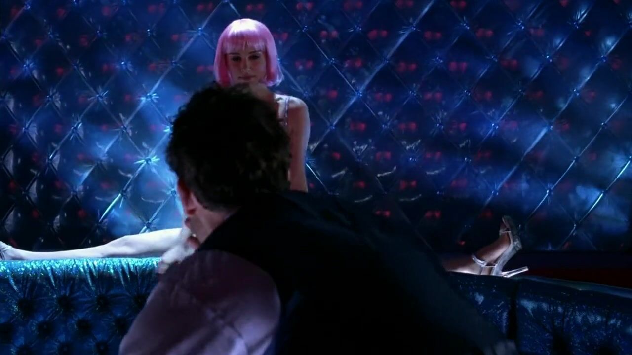Nicki Blue Natalie Portman with pink wig easily exposes body to man because he pays in Closer (2004) QuebecCoquin