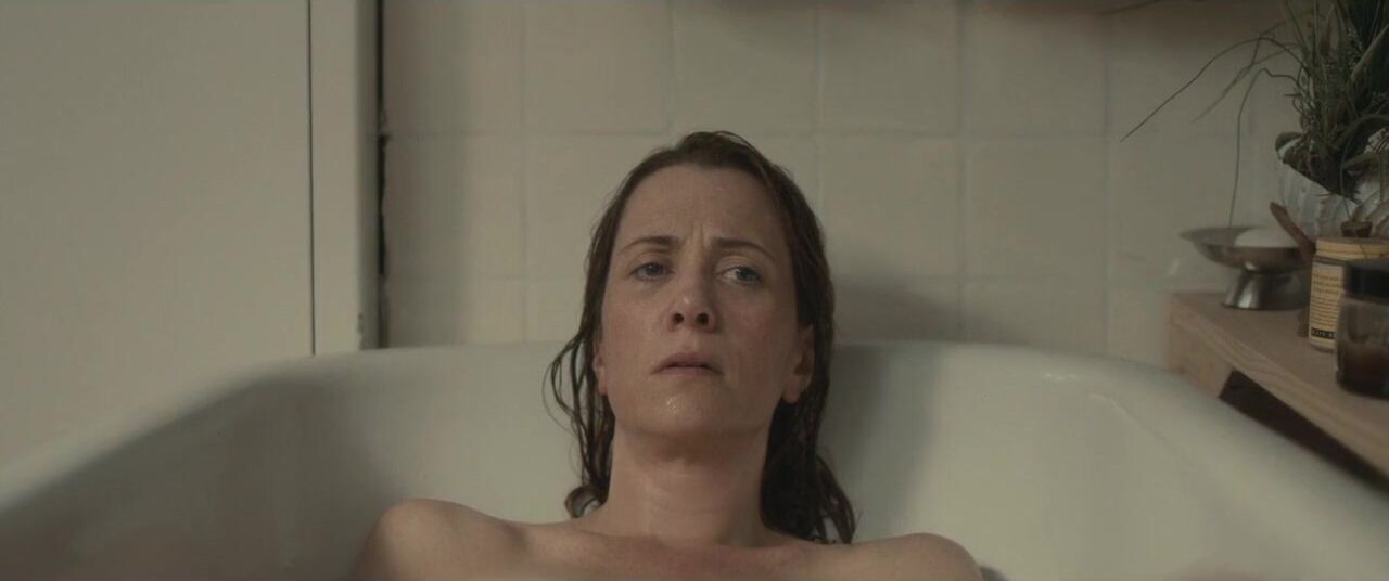 Gay 3some Kristen Wiig plays role of underfucked MILF who hooks up in The Skeleton Twins (2014) Machine - 1