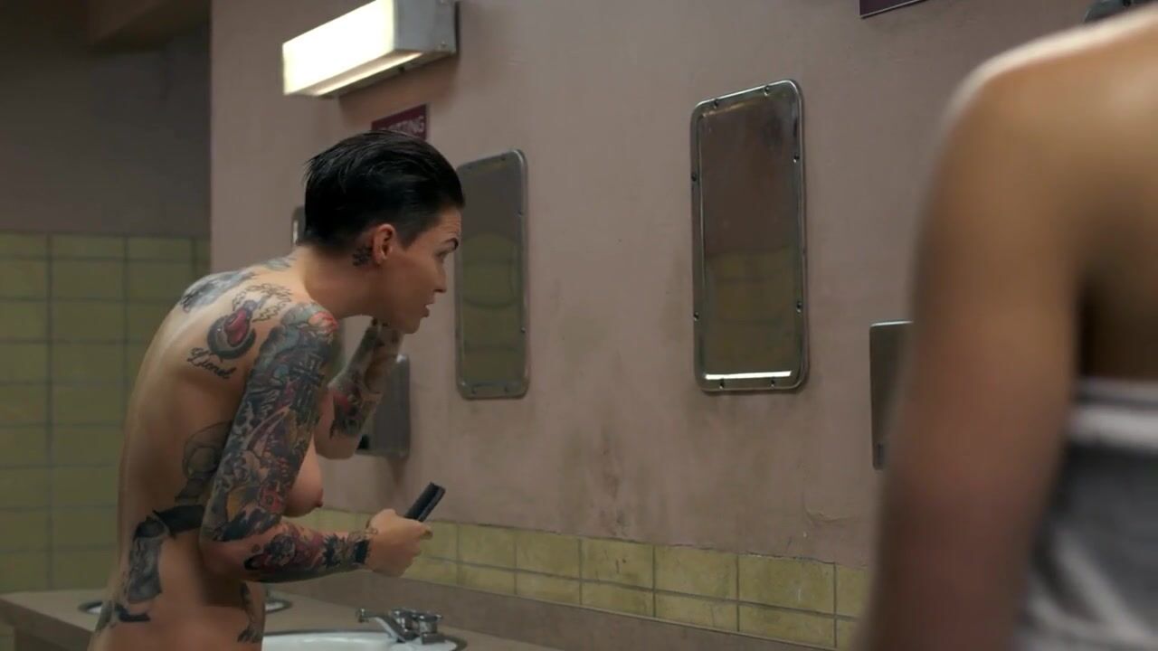 Anal Play Ruby Rose knows her way around teasing inmate and temping her in Orange is the new Black Dicksucking - 1