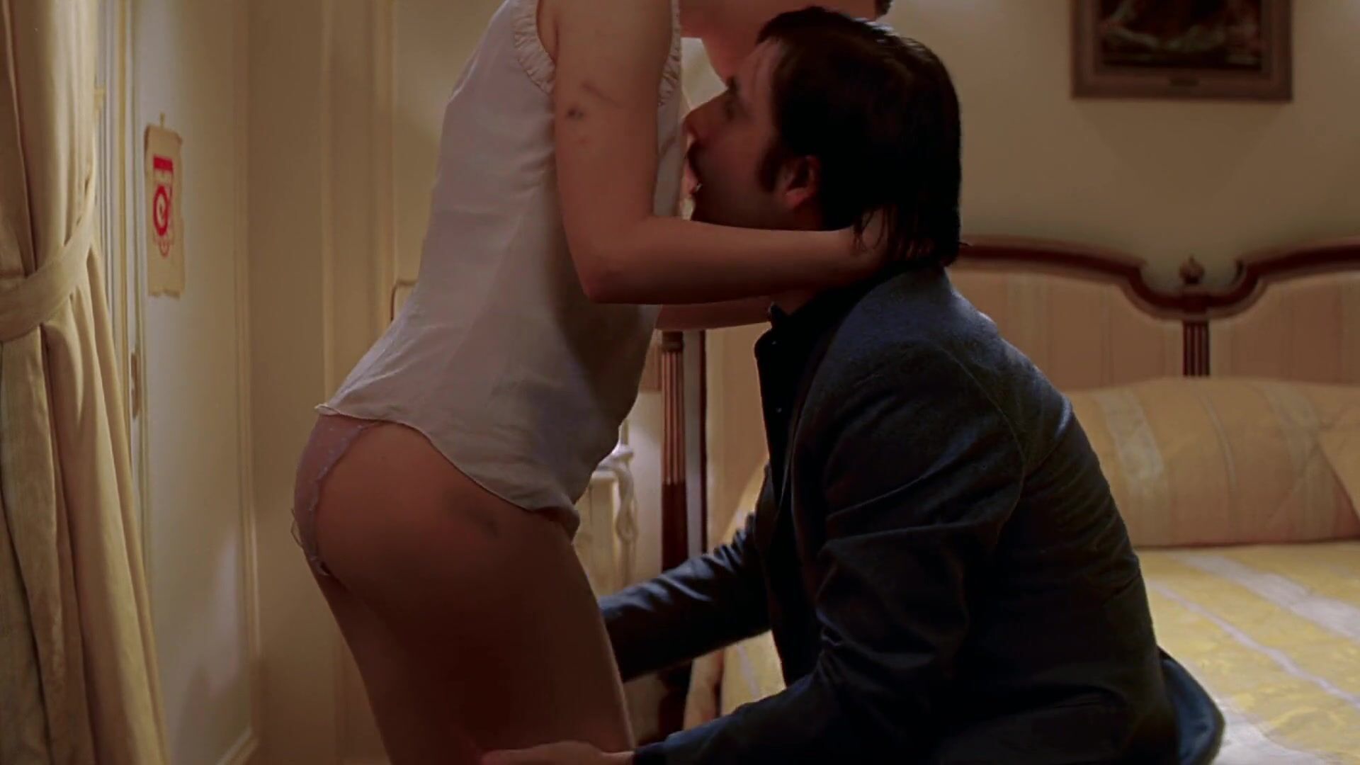 Grandma Sexy actress Natalie Portman gives herself to mustachioed guy in Hotel Chevalier (2007) Foot Job