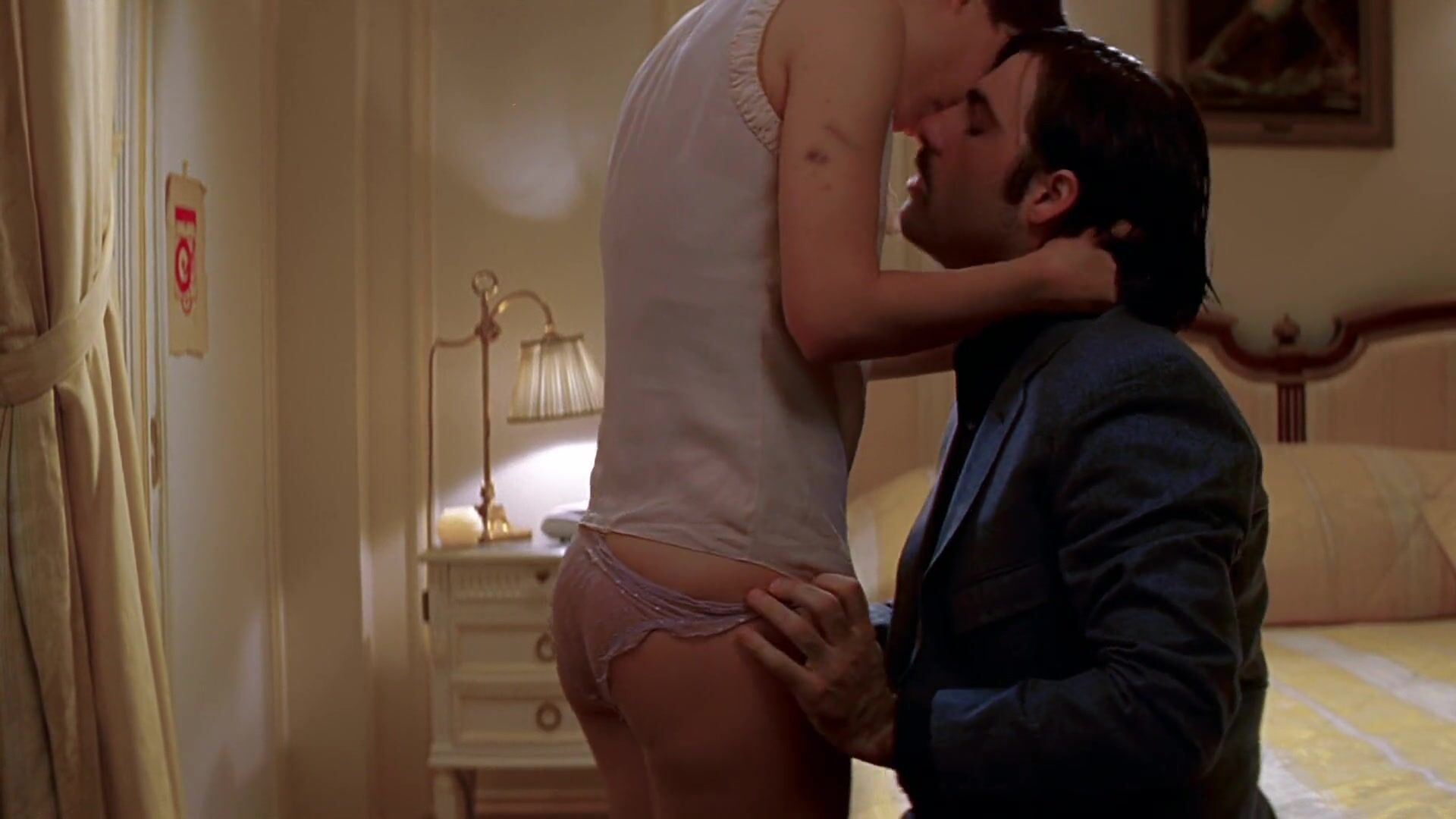 LoveHoney Sexy actress Natalie Portman gives herself to mustachioed guy in Hotel Chevalier (2007) Chilena - 1