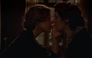 Trannies Man takes hot housewife and scores her cunt cumming right inside in Boardwalk Empire Interacial