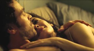 European Guy falls for lesbian girlfriends Audrey Tautou and Kelly Reilly in Chinese Puzzle (2013) BBCSluts