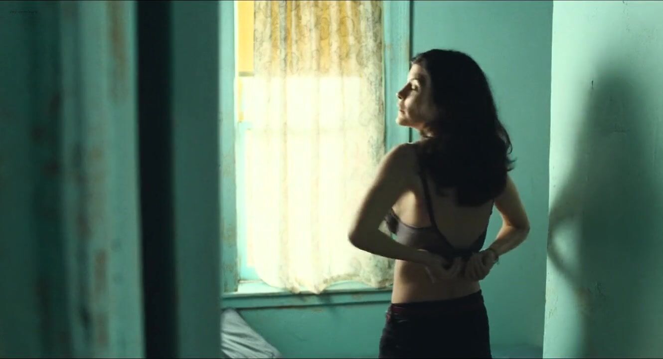 Teenage Porn Guy falls for lesbian girlfriends Audrey Tautou and Kelly Reilly in Chinese Puzzle (2013) Oralsex - 1