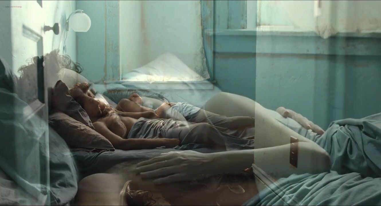 Teenage Porn Guy falls for lesbian girlfriends Audrey Tautou and Kelly Reilly in Chinese Puzzle (2013) Oralsex - 2