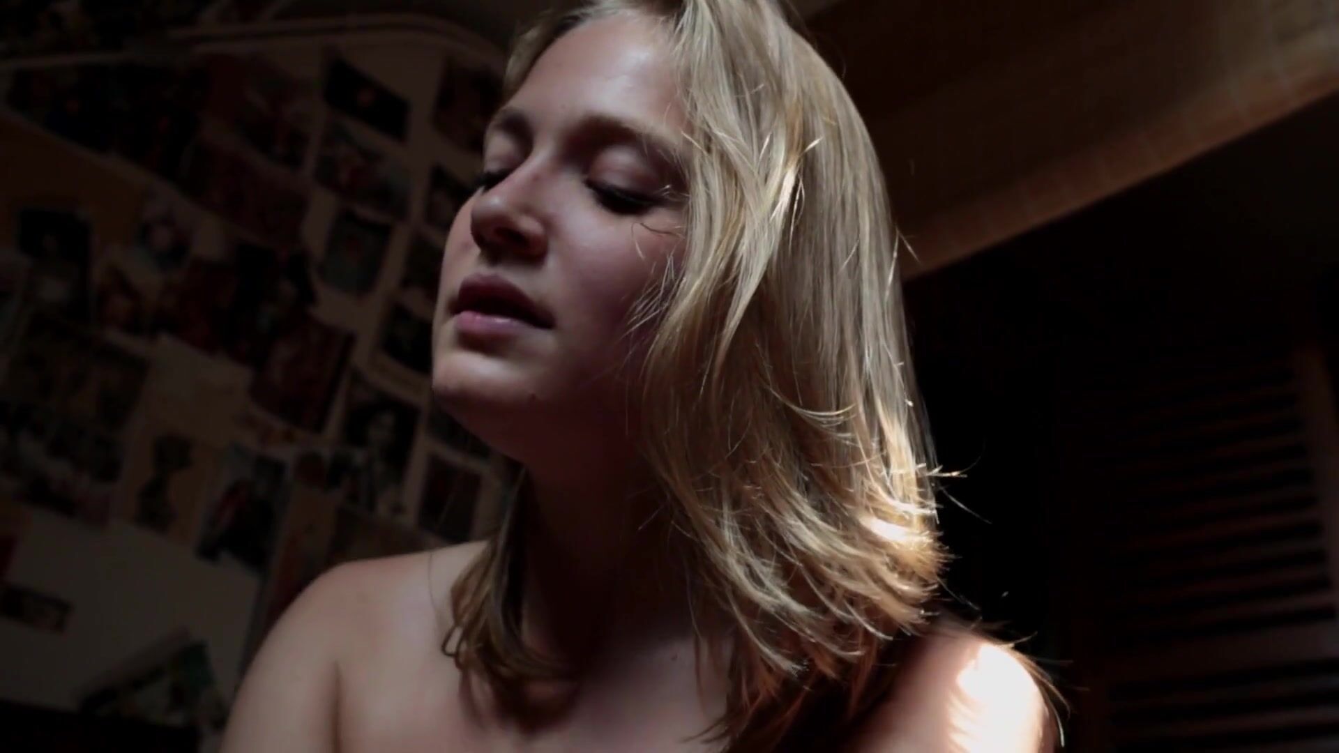 Sucks Emilie Devaux loves staring at Louise De Fleury's face when she chokes in Pola movie Gordibuena - 1