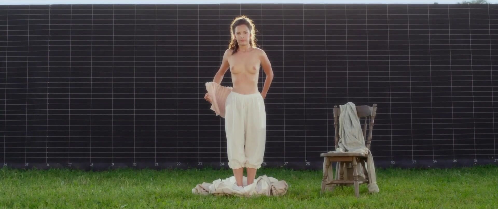 Culos Jodi Balfour and other charmers help Eadweard do the very first video in the nude Maid - 1