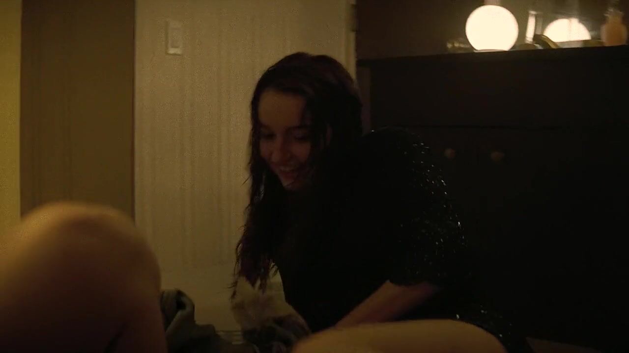 Tesao Sex moment of Kaitlyn Dever nude and Diana Silvers nude kissing and getting naked Oralsex - 2