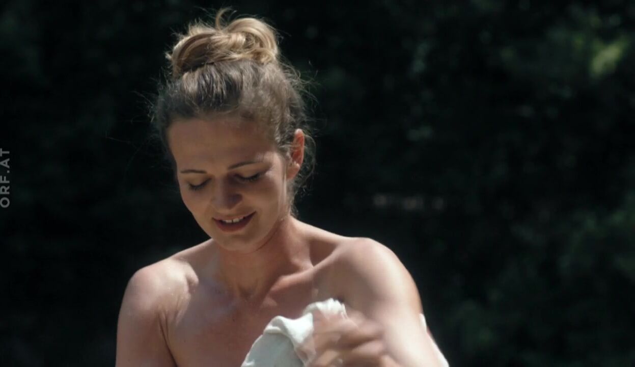 German Naked Sandra Pascal scene from Letzter Wille s01e06 (2018) Hand