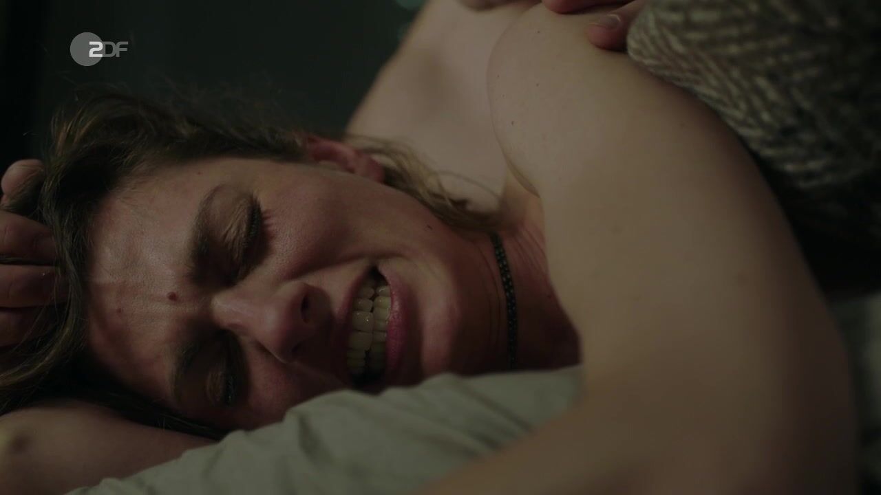 AlohaTube Nude Laura de Boer screws in Winterherz Tod in einer kalten Nacht (2018) Amature Sex - 1
